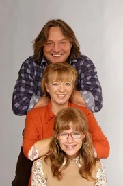 (2. Staffel) - Lisa (Alexandra Neldel, unten) mit ihren Eltern Bernd (Volker Herold, oben) und Helga (Ulrike Mai, M.) Plenske. (Dieses Foto von Alexandra Neldel darf nur in Zusammenhang mit der Berichterstattung &uuml;ber die Serie "Verliebt in Berlin" ver&ouml;ffentlicht und verbreitet werden.)