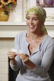 Stella, Lynettes Mutter, geht ungew&ouml;hnliche Wege, um ihrer Tochter (Felicity Huffman) die Chemotherapie zu erleichtern ...