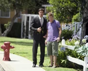 Susans Plan, sich bei Lee (Kevin Rahm, r.) und Bob (Tuc Watkins, l.) beliebt zu machen, schl&auml;gt fehl ...