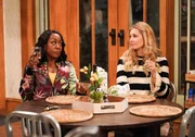 Tina Butler (Tichina Arnold, l.); Gemma Johnson (Beth Behrs, r.)
