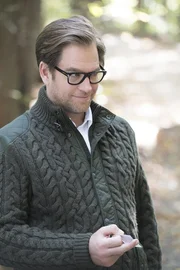 Auch weil es binnen kurzer Zeit einige ähnliche Brandfälle gab, die aber als Unfall abgetan wurden, ist Bull (Michael Weatherly) von Peters Unschuld überzeugt. Aber es verbindet ihn noch mehr mit dem jungen Mann ...
