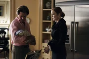 Bree (Marcia Cross, r.) und Orson (Kyle MacLachlan, l.) geraten wegen Beschneidungen aneinander.