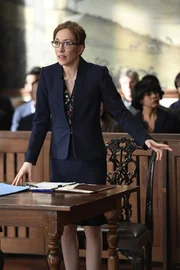 Diesmal auf der gegnerischen Seite: Liberty (Dena Tyler) vertritt Addison Whitfield, die Witwe von Gouverneur Whitfield, die Hyland Skydiving verklagt ...