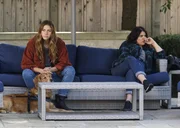 Murphy Mason (Perry Mattfeld, l.); Jess Damon (Brooke Markham, r.)