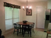 Nicht gerade einladend: Wird es den Renovierungsprofis Chip und Joanna gelingen, das heruntergekommene Haus in einen Wohn-Traum für ihren Kunden, einen attraktiven Bachelor, umzuwandeln? Nicht gerade einladend: Wird es den Renovierungsprofis Chip und Joanna gelingen, das heruntergekommene Haus in einen Wohn-Traum für ihren Kunden, einen attraktiven Bachelor, umzuwandeln?