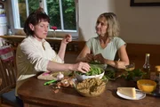 Margrit Arnold und Dagmar Graser schälen Erbsen für den Grünkernrisotto Margrit Arnold und Dagmar Graser schälen Erbsen für den Grünkernrisotto
