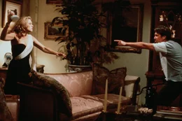 Zwischen Barbara (Kathleen Turner, r.) und Oliver (Michael Douglas, l.) entbrennt ein m&ouml;rderischer Scheidungskrieg ...