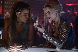 Black Canary (Jurnee Smollett-Bell, l.); Harley Quinn (Margot Robbie, r.)