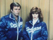 Auf der Baseballkartenmesse suchen Jonathan (Robert Wagner, l.) und Jennifer Hart (Stefanie Powers, r.) nach der gestohlenen wertvollen Kartensammlung. Werden die beiden fündig?