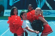 Cliff Pantone (Jesse Bradford) umringt von den Cheerleaderinnen: (v.l.) Whitney (Nicole Bilderback), Isis (Gabrielle Union) und Torrance Shipman (Kirsten Dunst).
