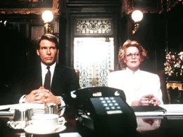 In Kriegslaune nutzt Tess McGill (Melanie Griffith, r.) die Gunst der Stunde: Sie nimmt Katherines Gesch&auml;fte in die Hand und spannt ihr ganz nebenbei auch noch deren Freund, Finanzmakler Jack Trainer (Harrison Ford, l.) aus ...