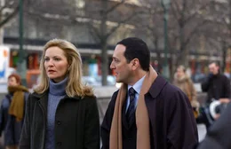 L-R: Pamela (Joan Allen) und Tom (Tom Gallop)