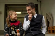 Robert (Max Hegewald) bringt Saphir (Theodora Tetzlaff) den geklauten Pudding.