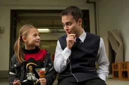 Robert (Max Hegewald) bringt Saphir (Theodora Tetzlaff) den geklauten Pudding.