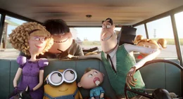 In bester Gesellschaft: Minion Bob (vorne 2.v.l.) und seine Buddies reisen mit (v.l.) Madge Nelson, Walter Jr., Binky und Walter Nelson nach Orlando.  +++ Die Verwendung des sendungsbezogenen Materials ist nur mit dem Hinweis und Verlinkung auf RTL+ gestattet. +++