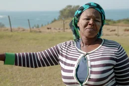 Drachenberge und Wilde K&uuml;ste S&uuml;dafrikas abenteuerlicher Osten Eine Austernfischerin in S&uuml;dafrika  Copyright: SRF/OneGate