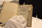 eine Kopie des Buches &bdquo;Sumario Breve de la Arithmetica&ldquo; aus dem Jahr 1515, gefunden in einem Postpaket am John F. Kennedy International Airport in New York.