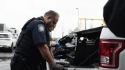 Die CBP-Beamten Knox und Ryan untersuchen den Inhalt einer zerbrochenen Styropor-Kühlbox, die auf der Ladefläche eines Lastwagens gefunden wurde, der über den JFK-Flughafen in New York City, N.Y., verschifft wurde. Die CBP-Beamten Knox und Ryan untersuchen den Inhalt einer zerbrochenen Styropor-Kühlbox, die auf der Ladefläche eines Lastwagens gefunden wurde, der über den JFK-Flughafen in New York City, N.Y., verschifft wurde.