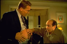 L-R: K&ouml;nnen nicht fassen, dass ihr Experiment tats&auml;chlich gegl&uuml;ckt ist: Dr. Hesse (Arnold Schwarzenegger) und Dr. Arbogast (Danny DeVito) ...