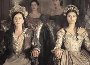 K&ouml;nigliche Ausstrahlung: Maria Doyle Kennedy (l.) als K&ouml;nigin Katherina von Aragon