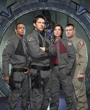 Sie brechen auf in eine neue Welt: Lieutenant Aiden Ford (Rainbow Francks, l.), Major John Sheppard (Joe Flanigan, 2.v.l.), Dr. Elizabeth Weir (Torri Higginson, 2.v.r.) und Dr. Rodney McKay (David Hewlett, r.) ... Sie brechen auf in eine neue Welt: Lieutenant Aiden Ford (Rainbow Francks, l.), Major John Sheppard (Joe Flanigan, 2.v.l.), Dr. Elizabeth Weir (Torri Higginson, 2.v.r.) und Dr. Rodney McKay (David Hewlett, r.) ...