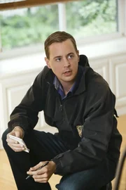 W&auml;hrend Gibbs und Bishop nach Afghanistan reisen, um dort in einem neuen Fall zu ermitteln, wird McGee (Sean Murray) als Gesicht des NCIS f&uuml;r die neuen Rekrutierungsbrosch&uuml;ren auserw&auml;hlt ...