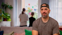 J&ouml;rn ist nach dem Tod seiner Frau auf der Suche nach einer neuen Partnerschaft. Das Onlinedating hat ihn ausgebrannt. Doch wie soll er jemanden kennenlernen - als Alleinerziehender mit zwei Kindern?