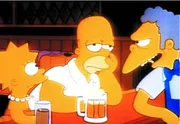 Gastwirt Moe (re.) kann nicht verstehen, weshalb Homer (Mi.) so fr&uuml;h vor der Sperrstunde schon durchh&auml;ngt. Lisa erkl&auml;rt es ihm ...