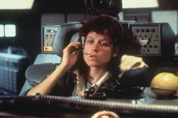 In Offizier Ellen Ripley (Sigourney Weaver) kommt der Verdacht auf, dass das empfangene Notsignal eher ein Warn- als ein Notsignal sein k&ouml;nnte.