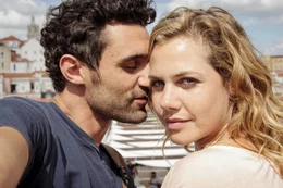 Noch sind Eva (Felicitas Woll, r.) und Luis (Renato Schuch, l.) ein gl&uuml;ckliches Paar, das seine kleinen Unstimmigkeiten schnell bereinigt, doch Jahre sp&auml;ter scheinen die beiden auf unterschiedlichen Planeten zu leben ...