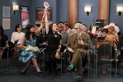 Auf Anordnung ihres Vaters versuchen Caroline (Beth Behrs, vorne l.) und ihre Freundin Max (Kat Dennings, vorne r.) alles, um einen vermeintlich wertlosen Reiter-Pokal zu ersteigern ?