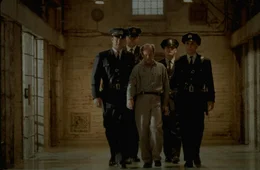 Auf gr&uuml;nem Linoleum beginnt f&uuml;r Eduard (Michael Jeter, M.) der lange Weg zwischen Zelle zu dem elektrischen Stuhl. Auf seinem letzten Weg findet er den n&ouml;tigen Beistand der W&auml;rter (v.l.n.r.) Harry (Jeffrey DeMunn), Dean (Barry Pepper), Brutus Howell (David Morse) und Paul (Tom Hanks) ...