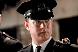 Paul Edgecomb (Tom Hanks) und seine Kollegen arbeiten schon seit langem im Todestrakt eines Gef&auml;ngnisses. Die Exekutionen sind bereits zur Routine geworden. Doch eines Tages wird John Coffey eingeliefert ...