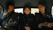 Susanne (Steffi K&uuml;hnert, li.) lernt Saphir (Theodora Tetzlaff) und ihre Mutter Kim (Zo&euml; Valks) kennen.