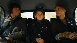 Susanne (Steffi K&uuml;hnert, li.) lernt Saphir (Theodora Tetzlaff) und ihre Mutter Kim (Zo&euml; Valks) kennen.