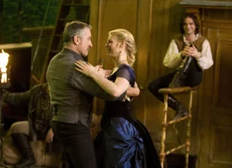 Der Piratenkapit&auml;n Shakespeare (Charlie Cox, l.) ist von den seinen zwei Besuchern begeistert. Tristan (Charlie Cox, hinten) und Yvaine (Claire Danes, r.) genie&szlig;en das Leben am Schiff. Doch die Freude und das Gl&uuml;ck w&auml;hrt nicht lange ...