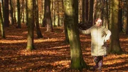 Ruth Oberhuber ist K&uuml;nstlerin und arbeitet in einem Buchgesch&auml;ft der Diakonie. Als Dichterin hat sie schon einige Preise gewonnen. Mit wachem Blick auf die Welt versucht sie, tiefere Dimensionen - auch religi&ouml;se - ins Wort zu bringen. In "kreuz & quer nah dran" erz&auml;hlt sie, wo sie Inspiration findet, was sie von der Zukunft erwartet und inwiefern sie die Diagnose Down Syndrom begleitet. Im Bild: Ruth Oberhuber findet in der Natur Kraft.