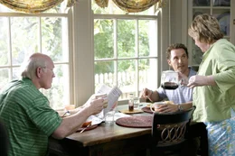 Tripp (Matthew McConaughey, M.) liebt das Leben im Haus seiner Eltern und hat es deshalb mit 35 Jahren noch nicht geschafft, das elterliche Nest zu verlassen. Doch dies soll ein Ende haben, als seine Eltern Sue (Kathy Bates, r.) und Al (Terry Bradshaw, l.) Paula engagieren ...