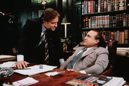 Oliver (Michael Douglas, l.) und sein Scheidungsanwalt Gavin (Danny DeVito, r.) bei einer Lagebesprechung ...