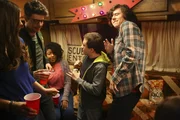 Brick (Atticus Shaffer, 2.v.r.) überredet Axl (Charlie McDermott, r.), ihn auf dem College besuchen zu dürfen - um richtig Party zu machen ... Brick (Atticus Shaffer, 2.v.r.) überredet Axl (Charlie McDermott, r.), ihn auf dem College besuchen zu dürfen - um richtig Party zu machen ...