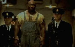 Seit der Einlieferung von John Coffey (Michael Clarke Duncan, M.) m&uuml;ssen Paul (Tom Hanks, l.) und Brutus Howell (David Morse, r.) erleben, wie pl&ouml;tzlich ganz seltsame Dinge geschehen, die ihr ganzes Weltbild in Frage stellen ...