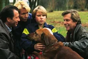 Dr. Stefan Frank (Sigmar Solbach, r.) ist es gelungen, Nicos (Thomas N&auml;&szlig;l, M.) Eltern Wolfgang (Michael Zittel) und Elfi Dressler (Angela Neumann) zu &uuml;berzeugen, dass ihr Sohn einen Blindenhund braucht.