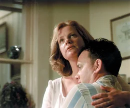 Nur seiner Frau Janice (Bonnie Hunt, l.) kann Paul (Tom Hanks, r.) von den eigenartigen Vorkommnissen um den zum Tode verurteilten John Coffey erz&auml;hlen, die ihn immer st&auml;rker verunsichern ...