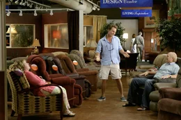 Da Tripp (Matthew McConaughey, M.), der als Dauergast im Hotel Mama (Kathy Bates, l.) und  Papa (Terry Bradshaw, r.) seine Bindungsangst kaschiert, engagieren seine Eltern die smarte Paula, die hauptberuflich M&auml;nner wie Tripp anflirtet, um ihnen so zu Selbstvertrauen und dem Bed&uuml;rfnis nach eigenen vier W&auml;nden zu verhelfen. Doch wird sie Erfolg haben?; Da Tripp (Matthew McConaughey, M.), der als Dauergast im Hotel Mama (Kathy Bates, l.) und  Papa (Terry Bradshaw, r.) seine Bindungsangst kaschiert, engagieren seine Eltern die smarte Paula, die hauptberuflich M&auml;nner wie Tripp anflirtet, um ihnen so zu Selbstvertrauen und dem Bed&uuml;rfnis nach eigenen vier W&auml;nden zu verhelfen. Doch wird sie Erfolg haben?