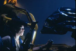 Lt. Ripley (Sigourney Weaver, l.)