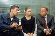 Bonhoff (Wolfgang Krewe) und Kehler (Wolfgang Bathke, l.) bekommen bei der Befragung von Antonia (Johanna Wolf) den Eindruck, dass der Tod ihres Vaters sie nicht sonderlich belastet. Bonhoff (Wolfgang Krewe) und Kehler (Wolfgang Bathke, l.) bekommen bei der Befragung von Antonia (Johanna Wolf) den Eindruck, dass der Tod ihres Vaters sie nicht sonderlich belastet.