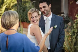 Am Tag ihrer Hochzeit sind Eva (Felicitas Woll, l.) und Luis (Renato Schuch, r.) fest davon &uuml;berzeugt, dass sie die Fehler von Evas Eltern nicht wiederholen werden. Doch Jahre sp&auml;ter stehen auch sie vor den Tr&uuml;mmern ihrer Beziehung ...