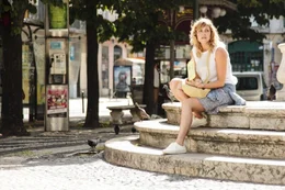 W&auml;hrend Eva (Felicitas Woll) mit ihrem deutschen Freund Urlaub in Portugal macht, l&auml;uft ihr der charismatische Fotograf Luis &uuml;ber den Weg. Weil sie diesen nicht vergessen kann, packt sie erneut ihren Rucksack, reist nach Lissabon und begibt sich auf die Suche ...
