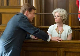 Walter (Christoph Waltz, l.) und Margaret Keane (Amy Adams, r.) streiten vor Gericht um ihre Bilder.