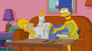 Nach einem Arbeitsunfall muss Homer (l.) einen Gips tragen. Eine Situation, die weder ihn, noch seine Frau Marge (r.) sonderlich befriedigt ...